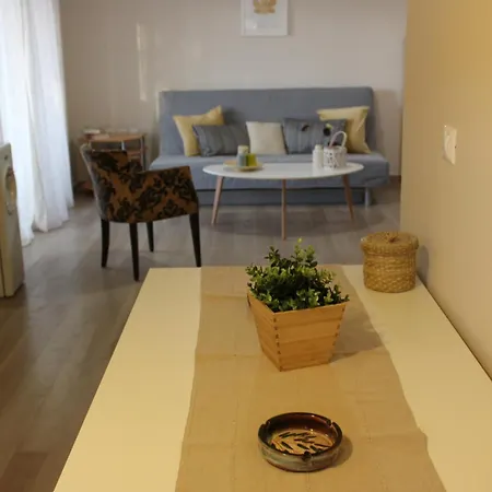 Yellow House, 400 M From The * 알리카나스