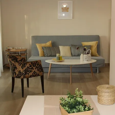 Yellow House, 400 M From The 알리카나스